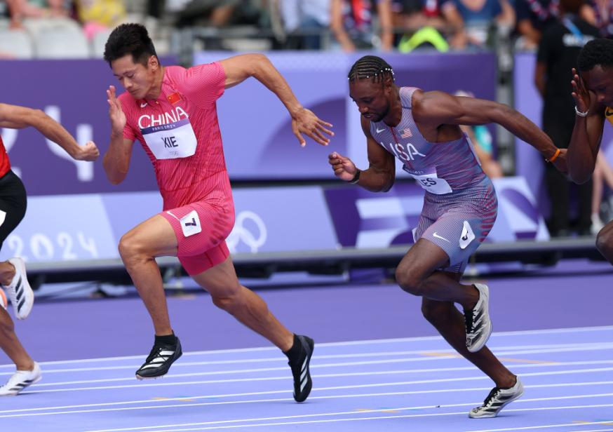 荣耀时刻！朱古力av
体育学系学子在2024年世...